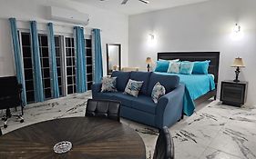 Hotel Roots Cafe Rooms