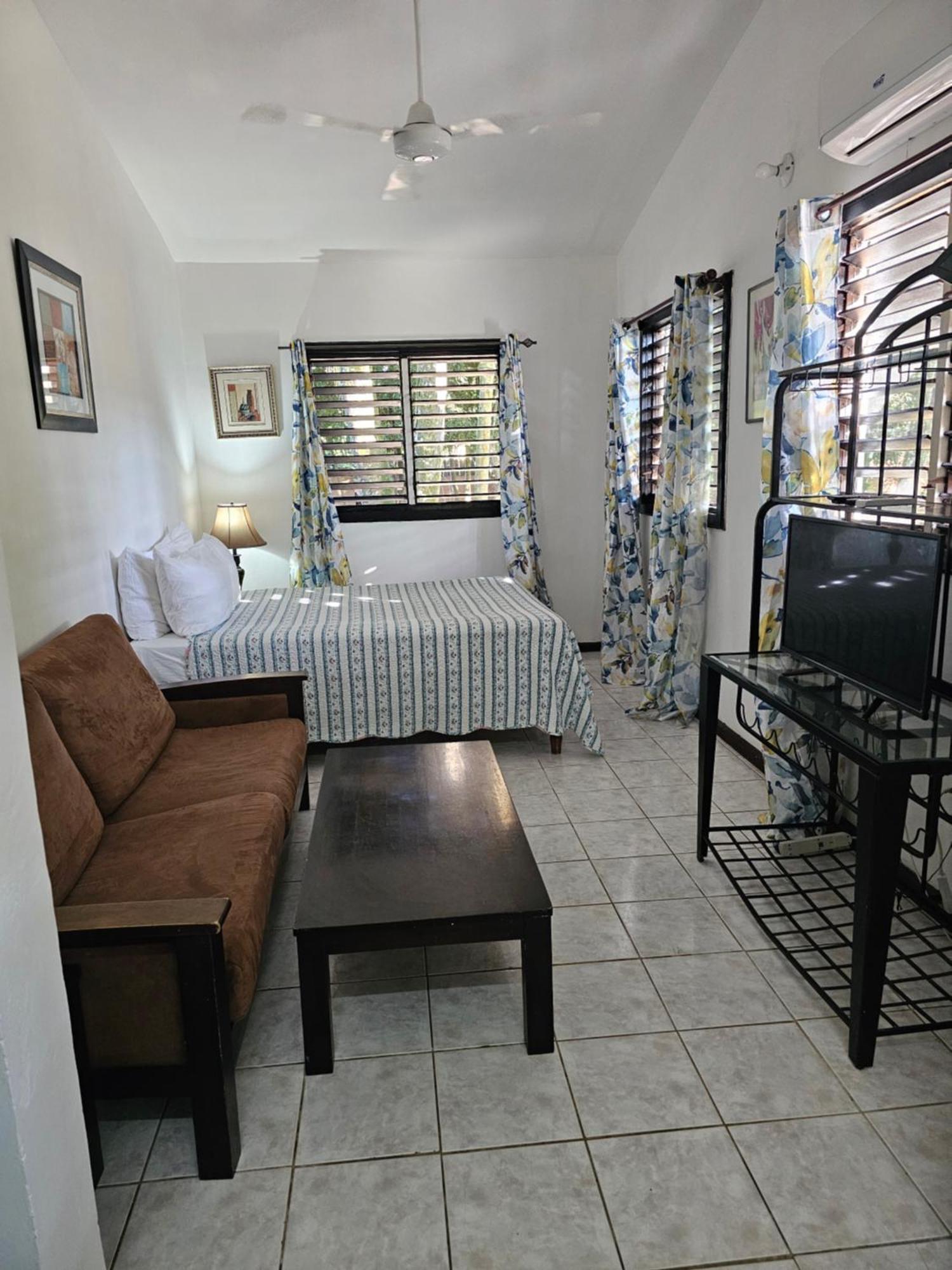 Roots Cafe Rooms Negril Exterior foto
